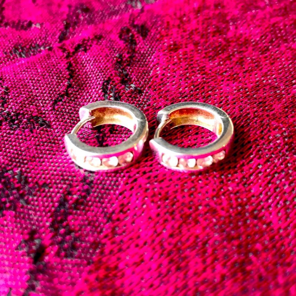 💯 925 Sterling Silver Huggies with CZ